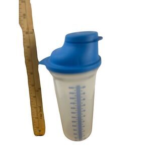 Tupperware 20oz blue travel cup measuring flip top